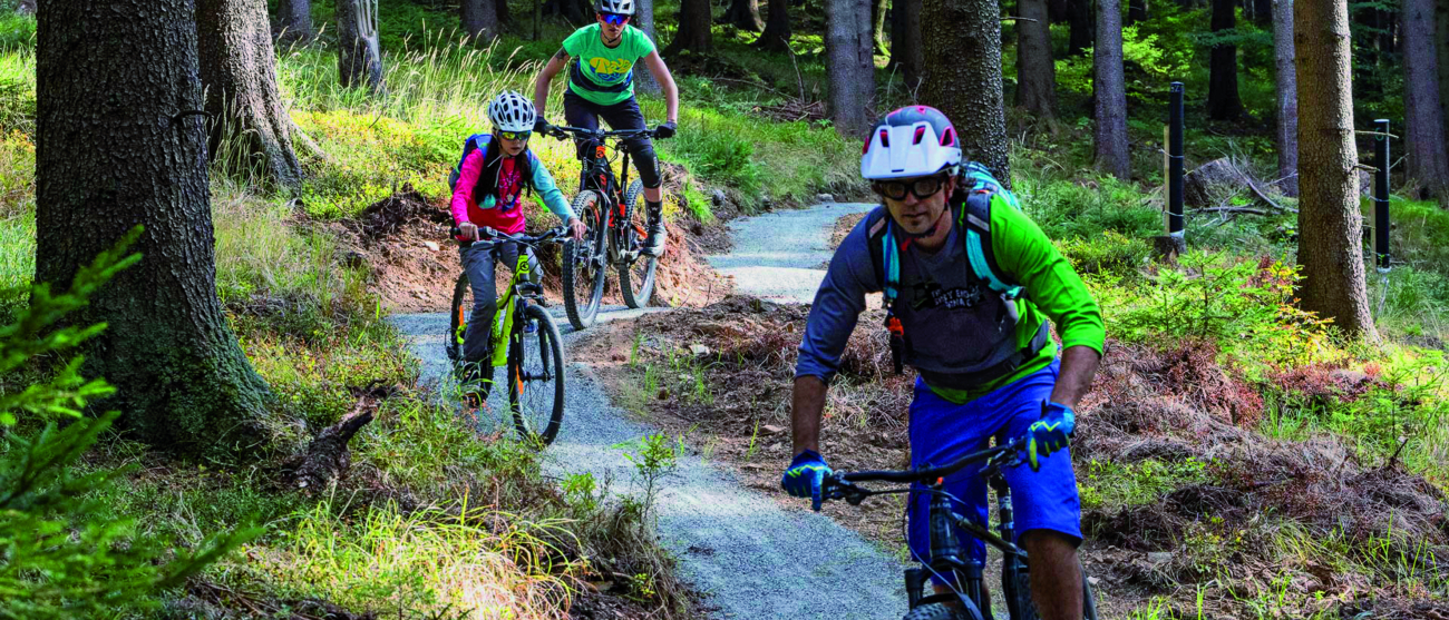 rowerzysta na trasie singletrack glacensis 